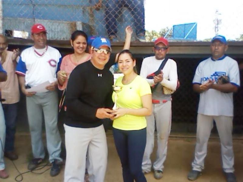 El equipo de los Sheriffs de San Juan de los Morros recibió la copa de subcampeones de manos de la doctora María Daniela Camacho