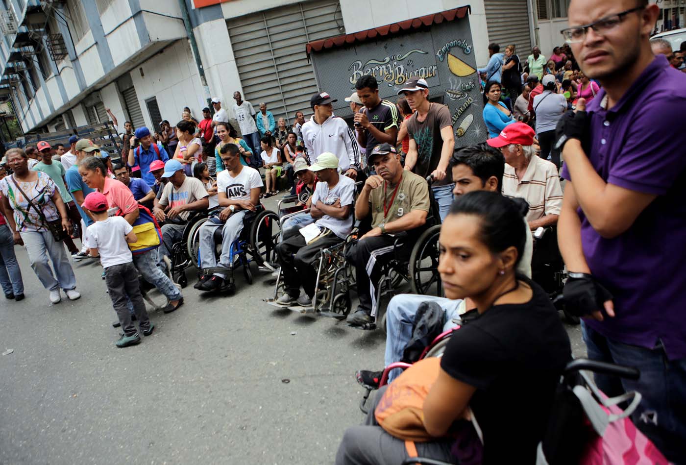 De  igual manera se ha puesto en marcha más de 70 proyectos de escuelas de educación especial en cinco estados venezolanos