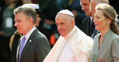 El hijo de Clara Rojas, un niño nacido en cautiverio, fue quien le ofreció el primer obsequió al Papa Francisco