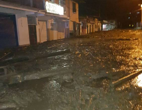 Desbordamiento de un río en el suroeste de Colombia, dejo mas de veinte heridos