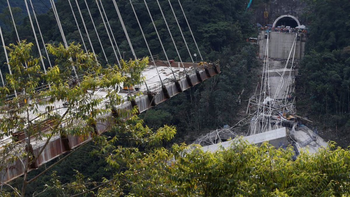 Se desplomó puente recién inaugurado en Colombia