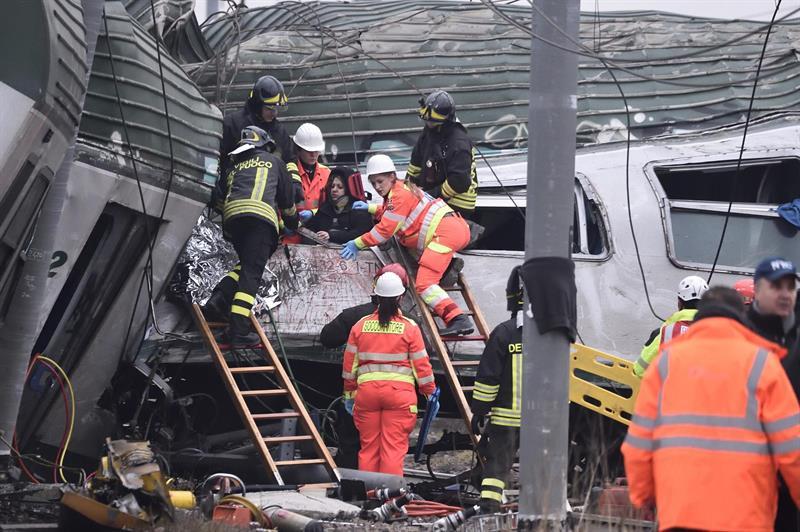 La policía, organismos de tránsito ferroviario, tratan de conocer las causas que originaron el descarrilamiento