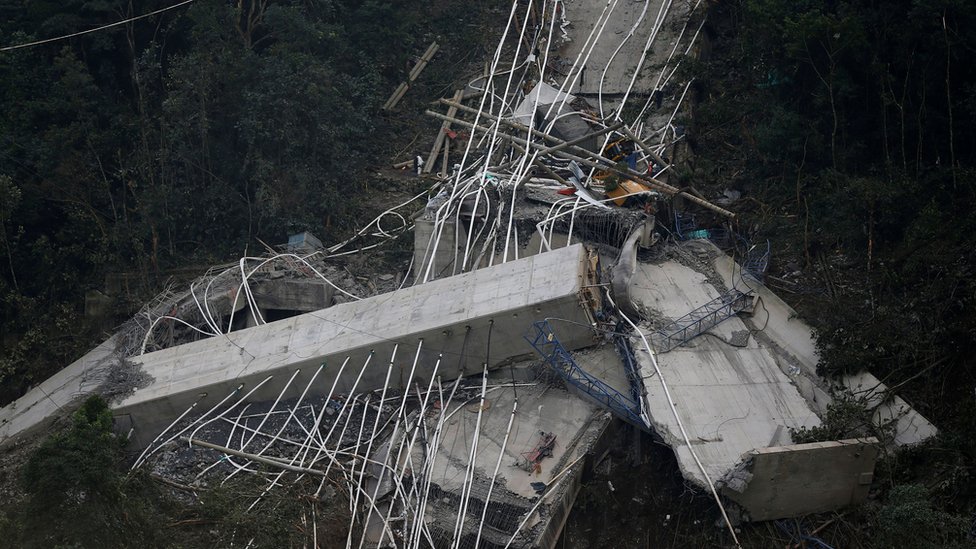 Las imágenes publicadas muestran lo que parecía ser la mitad del puente aun en pie, mientras que la otra mitad se había desplomado en el barranco de abajo.